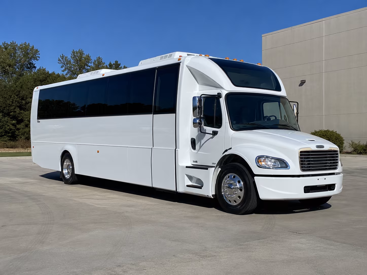 medford 28 passenger party bus